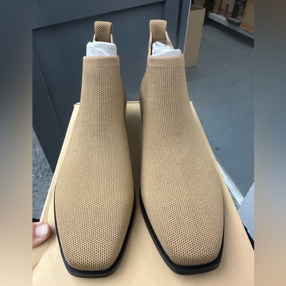 Vivaia boots size US 7.5/M